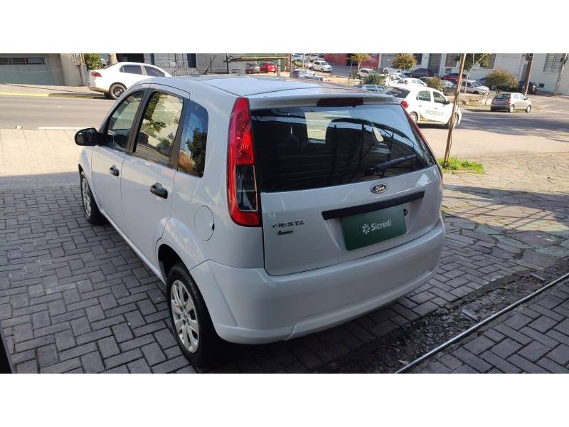 FORD - FIESTA - 2010/2011 - Branca - R$ 29.900,00