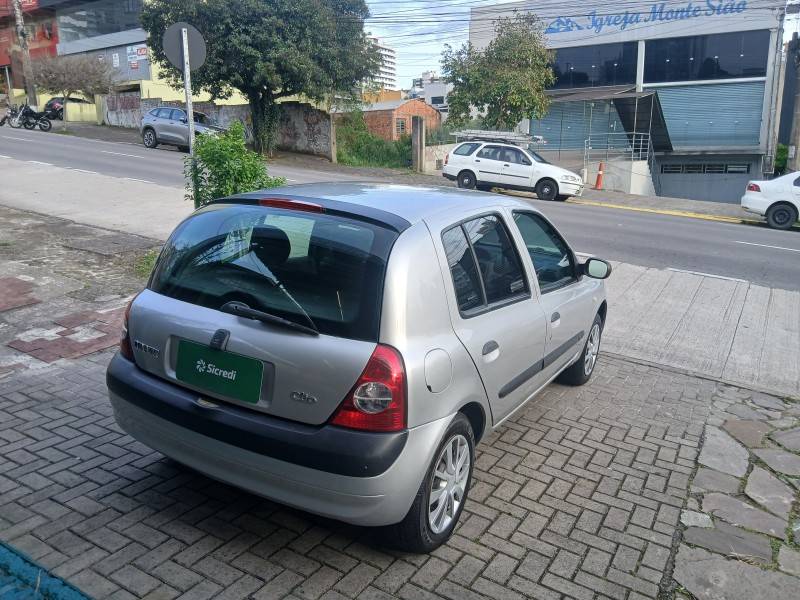 RENAULT - CLIO - 2005/2006 - Prata - R$ 17.900,00