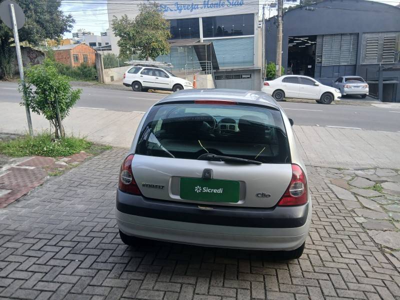RENAULT - CLIO - 2005/2006 - Prata - R$ 17.900,00