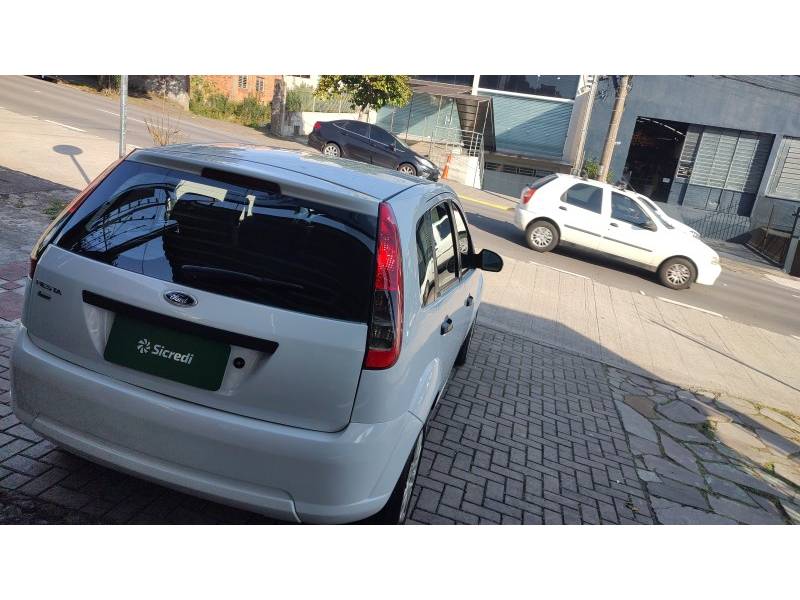 FORD - FIESTA - 2010/2011 - Branca - R$ 29.900,00
