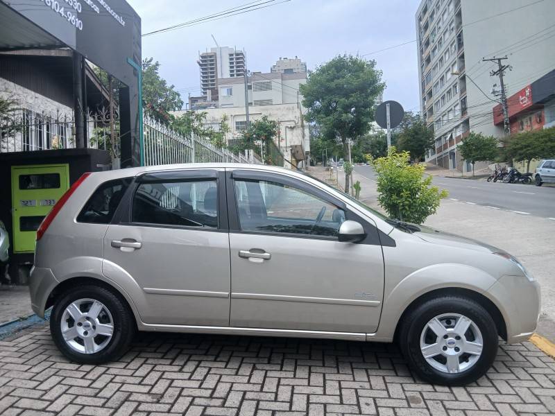 FORD - FIESTA - 2009/2010 - Prata - R$ 31.900,00