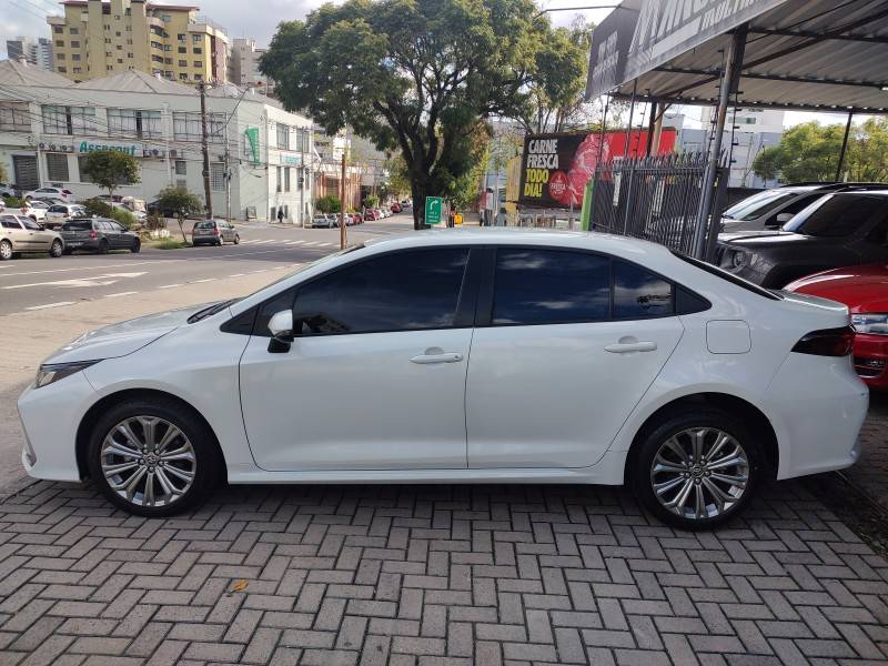 TOYOTA - COROLLA - 2021/2022 - Branca - R$ 134.900,00