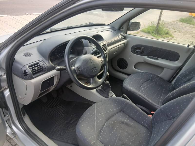 RENAULT - CLIO - 2005/2006 - Prata - R$ 17.900,00