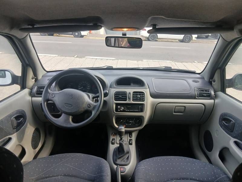RENAULT - CLIO - 2005/2006 - Prata - R$ 17.900,00