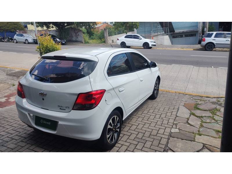CHEVROLET - ONIX - 2015/2015 - Branca - R$ 49.900,00