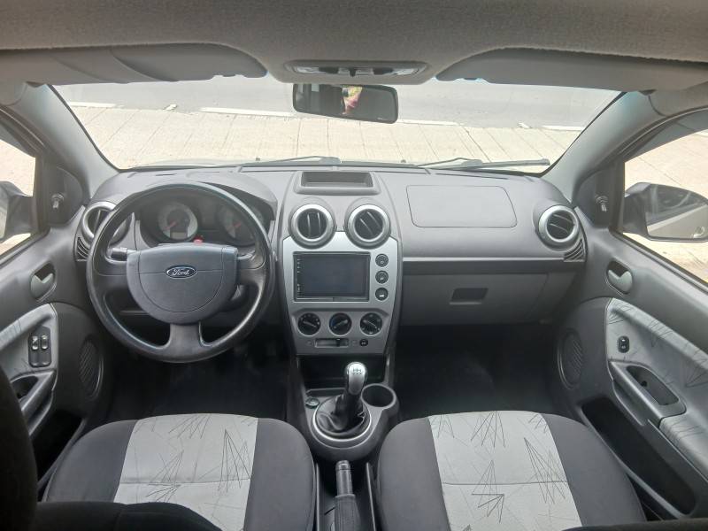 FORD - FIESTA - 2009/2010 - Prata - R$ 31.900,00