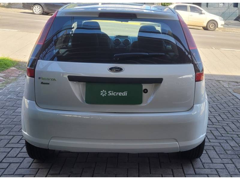 FORD - FIESTA - 2010/2011 - Branca - R$ 29.900,00