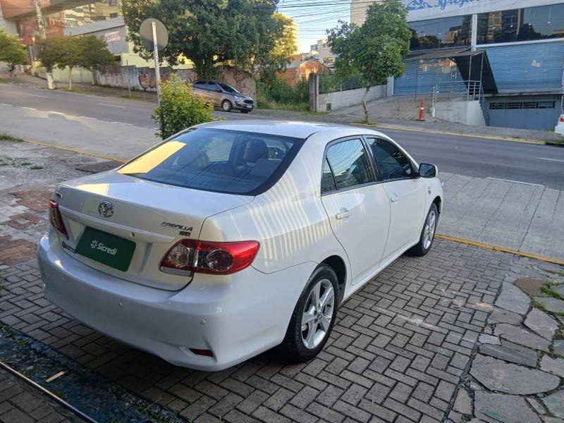 TOYOTA - COROLLA - 2013/2014 - Branca - R$ 69.900,00