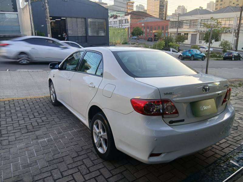 TOYOTA - COROLLA - 2013/2014 - Branca - R$ 69.900,00