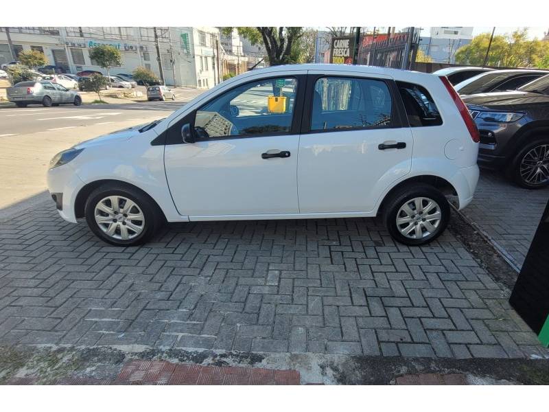 FORD - FIESTA - 2010/2011 - Branca - R$ 29.900,00